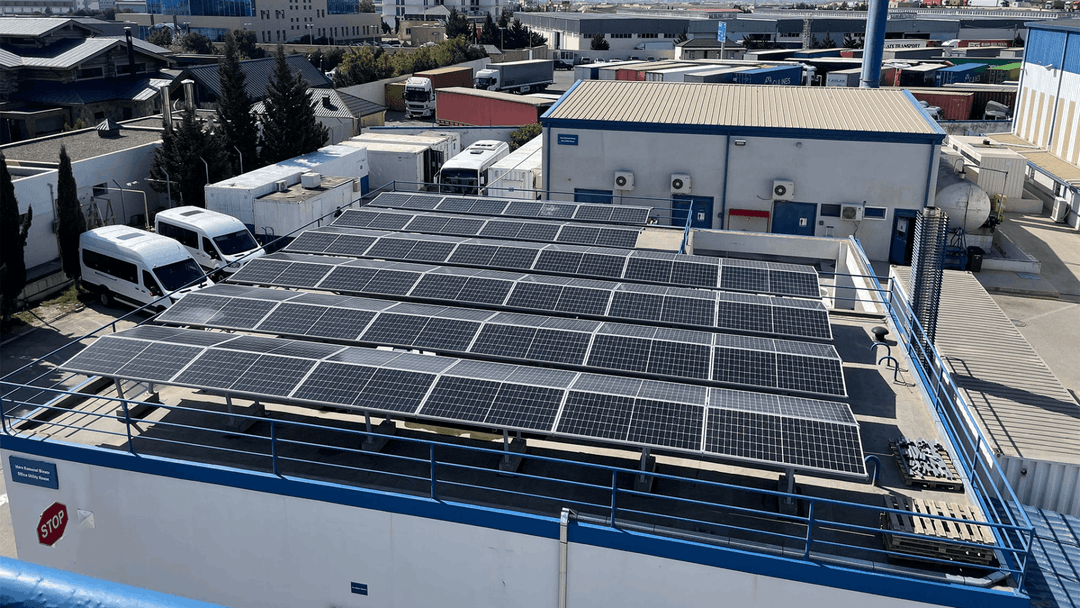 günəş enerjisi Schlumberger şirkəti üçün damda quraşdırılmış yüksək performanslı günəş panelləri sisteminin vizualı